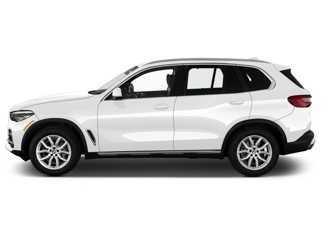 Белый BMW X5 G05 вид сбоку