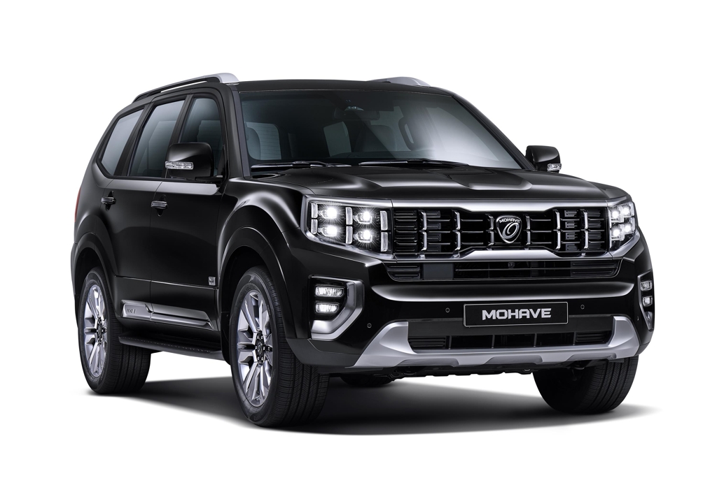 Kia Mohave черного цвета на дороге